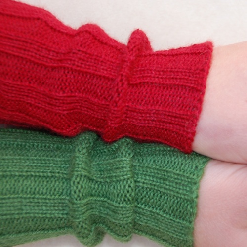 Children's Ribbed Wristwarmers in Pure Baby-Alpaca Children's Ribbed Wristwarmers in Pure Baby-Alpaca
