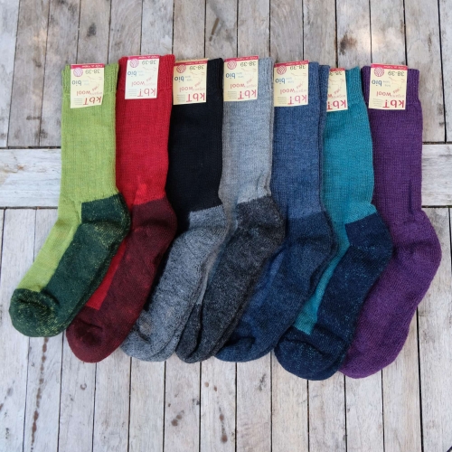 Walking Socks in Organic Wool. Green rib-knit adult walking socks