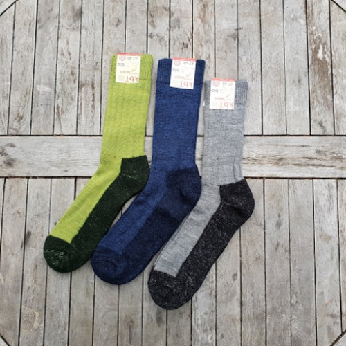 Walking Socks in Organic Wool. Green rib-knit adult walking socks with ...